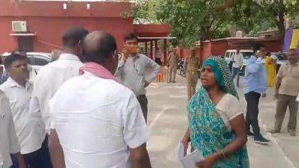 तिलहर: संपूर्ण समाधान दिवस में जमीन पर कब्जा हटवाने को लेकर पहुंचे पूर्व विधायक रोशन लाल ने प्रशासन पर लगाए गंभीर आरोप