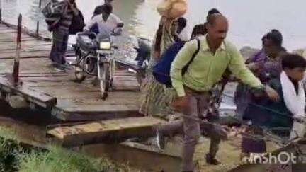 अंबाह: तेज आंधी से चंबल नदी के उसेद घाट पांटून पुल का संपर्क टूटा, यातायात ठप्प, वाहनों की लगी लंबी कतार