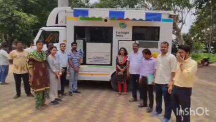 পুরুলিয়া ২: খাদ্যের গুণগতমান ও বেজাল পরীক্ষা করার জন্য একটি ভ্রাম্যমান গাড়ির উদ্বোধন হলো উপস্থিত পৌরপ্রধান পৌরসভা থেকে