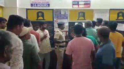 செங்கோட்டை: தக்கல் டிக்கெட் எடுப்பதில் குளறுபடி பயணிகள் வாக்குவாதம் காவலர்கள்