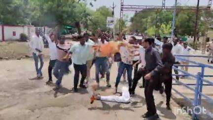 सरदारपुर: सरदारपुर में विधायक प्रताप ग्रेवाल के नेतृत्व में कांग्रेस ने उपमुख्यमंत्री जगदीश देवड़ा और मंत्री विजय शाह का पुतला फूंका
