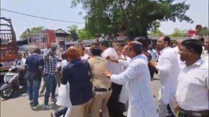 महु ड्रीमलैंड चौराहे पर कांग्रेस कार्यकर्ताओं ने विजय शाह और उपमुख्यमंत्री जगदीश देवड़ा का पुतला फूंका