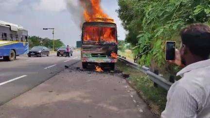 శింగనమల: కల్లూరు గ్రామం వద్ద 44వ జాతీయ రహదారిపై లారీ పూర్తిగా దగ్ధం డ్రైవర్ కు స్వల్ప గాయాలు మెరుగైన వైద్యం కోసం ప్రభుత్వాసుపత్రి