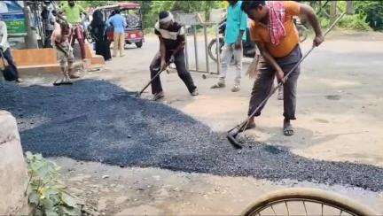 ময়ূরেশ্বর ২: দীর্ঘদিনের সমস্যা মিটল হটিনগর স্কুল মোড় এলাকাবাসীর, বুজিয়ে ফেলা হল পিচ রাস্তার খাঁদাখন্দ