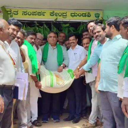 ಶಿಗ್ಗಾಂವ: ರೈತರಿಗೆ ಕೊರತೆಯಾಗದಂತೆ ಬೀಜಗಳನ್ನ ವಿತರಣೆ ಮಾಡಿ, ದುಂಡಸಿ ಗ್ರಾಮದಲ್ಲಿ ಶಾಸಕ ಪಠಾಣ್