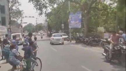 शाहजहांपुर: सुदामा चौराहा पर 2 युवकों के बीच हुआ विवाद, एक युवक ने दूसरे युवक को कार से कुचलने का किया प्रयास