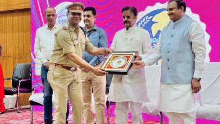 पथरिया: पथरिया थाना टीआई सुधीर बेगी को सागर में डिप्टी सीएम ने किया सम्मानित, लोगों ने दी शुभकामनाएं