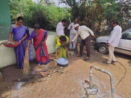 శింగనమల: బుక్కరాయసముద్రం మండల కేంద్రంలో స్వర్ణఆంధ్ర స్వచ్ఛ ఆంధ్ర కార్యక్రమంలో పాల్గొన్న ఎంపీపీ సునీత,ఎంపీడీవో సల్మాన్ రాజ్
