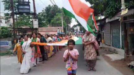 বালুরঘাট: সেনাবাহিনীকে শ্রদ্ধা জানিয়ে বালুরঘাটে তৃণমূলের শোভাযাত্রা