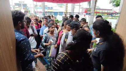 காரைக்குடி: புதிய பேருந்து நிலையம் அருகில்  தமிழக வெற்றிக்கழகம் கட்சி சார்பில் வேலைவாய்ப்பு முகாம்