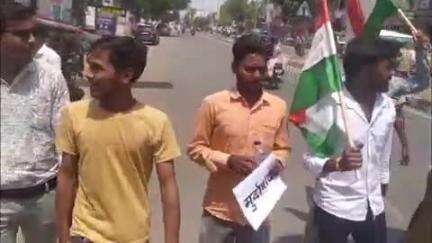 गोंडा: MP के डिप्टी सीएम का LBS चौराहे पर छात्र पंचायत के कार्यकर्ताओं ने पुतला फूंककर किया विरोध, सेना के अपमान का लगाया आरोप