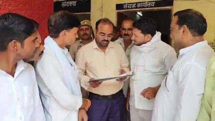 कौंच: नवीन ज्वेलर्स पर हुए लूटकांड के मामले में कांग्रेस ने सीएम को संबोधित SDM को सौंपा ज्ञापन, धरना प्रदर्शन की दी चेतावनी