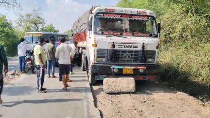 कनवास: दरा नाल के पास ओवरटेक के दौरान ट्रक में घुसी कार, एयर बैग खुलने से बाल-बाल बचे कार सवार