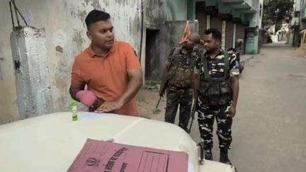 कांके: रांची के चुटिया में ठगी के आरोपी के घर पर धनबाद पुलिस ने चिपकाया इश्तेहार