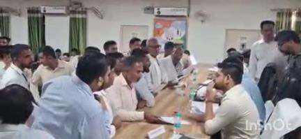 बेहट: बेहट तहसील में पहुंचे डीएम ने समस्याएं सुनकर किया निस्तारण
