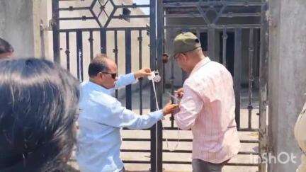 అదిలాబాద్ అర్బన్: ఆదిలాబాద్ లో అక్రమంగా నిర్మిస్తున్న ఇల్లును సీజ్ చేసిన మున్సిపల్ అధికారులు