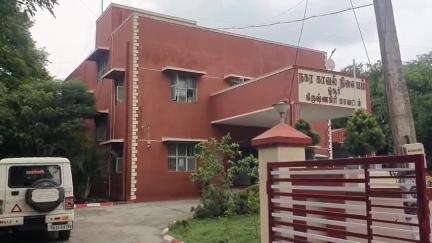 ஓசூர்: சீதாராம் நகரில் ஈச்சர் வாகனத்தில் ரகசிய அறை அமைத்து கடத்தி வரப்பட்ட 400 கிலோ குட்கா மூட்டைகள் பறிமுதல்