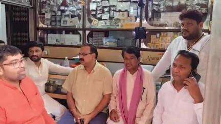 कौंच: नवीन ज्वेलर्स पर दिनदहाड़े तमंचों के बल पर हुई लूट मामले में सपा जिलाध्यक्ष ने पीड़ित से मुलाकात की