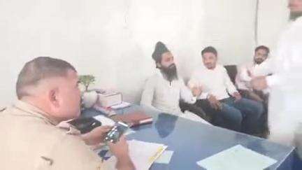 रुद्रपुर: रुद्रपुर कोतवाली पहुंचे मुस्लिम समाज के युवाओं ने पैगंबर मोहम्मद पर की गई आपत्तिजनक टिप्पणी पर कार्रवाई की मांग की