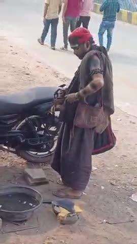 दतिया नगर: दतिया नगर में पल्सर बाइक से भीख मांगते हुए दिखा एक व्यक्ति, सोशल मीडिया पर वीडियो हुआ वायरल