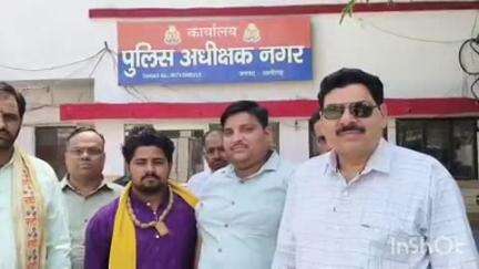 कोल: अलीगढ़ में हिंदू लड़की को भगाने वाले मुस्लिम लड़के को मुठभेड़ में गिरफ्तार, हिंदूवादी संगठन ने एसपी सिटी को सम्मानित किया