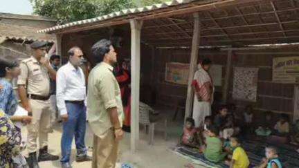 भगवानपुर: वैशाली डीएम यशपाल मीणा ने किरतपुर राजाराम गांव के महादलित टोला और आंगनबाड़ी केंद्र का किया निरीक्षण