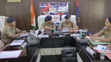 फर्रुखाबाद: डीआईजी कानपुर जॉन ने फतेहगढ़ पुलिस लाइन सभागार में एसपी, एएसपी, सभी सीओ और थानाध्यक्षों के साथ बैठक की
