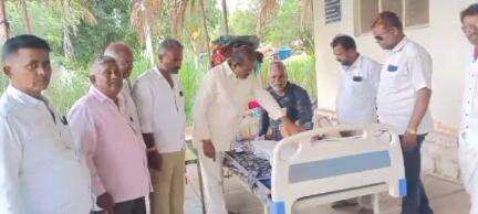 మడకశిర మండలానికి చెందిన తెలుగుదేశం పార్టీ నాయకుడు నర్సింహారెడ్డిని పరామర్శించిన మాజీ ఎమ్మెల్సీ గుండుమల తిప్పేస్వామి.
