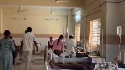 శ్రీకాకుళం: ఫుడ్ పాయిజన్ కారణంగా కర్ణాటక ప్రాంతానికి చెందిన సుమారు 20 మంది టూరిస్టులు టెక్కలి వద్ద తీవ్ర అస్వస్థతకుగురి