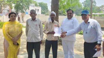 शाहजहांपुर: ददरौल विधानसभा से भाजपा विधायक ने महिला की सांप के काटने से हुई मौत के मामले में परिजनों को दिया ₹4 लाख का स्वीकृति पत्र