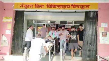 कर्वी: कर्वी रेलवे स्टेशन में ट्रेन में चढ़ते समय यात्री का पैर फिसला, जिला अस्पताल में इलाज के दौरान हुई मौत