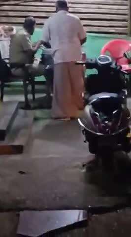 செங்கோட்டை: வனத்துறை சோதனை சாவடியில் பணியாற்றும் அலுவலர் லஞ்சம் வாங்கும் வீடியோ வெளியாகி பரபரப்பு ஏற்பட்டுள்ளது