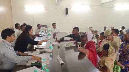 तरबगंज: तरबगंज तहसील में समाधान दिवस में डीएम और एसपी ने फरियादियों की समस्याएं सुनीं, गुणवत्तापूर्ण समाधान का दिया निर्देश