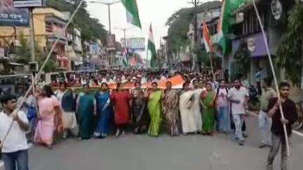 আলিপুরদুয়ার ১: বীর সেনা বাহিনী দের শ্রদ্ধা জানাতে আলিপুরদুয়ারে তৃণমূলের মিছিল জাতীয় পতাকা নিয়ে