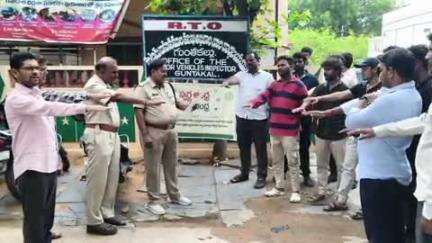 గుంతకల్లు: గుంతకల్లులో ఎంవీఐ రాజబాబు ఆధ్వర్యంలో స్వర్ణాంధ్ర-స్వచ్ఛ దివస్ కార్యక్రమం