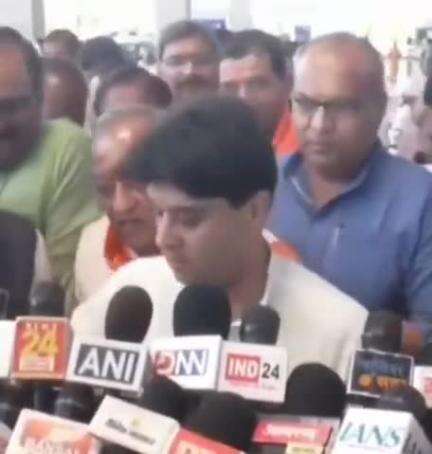 केंद्रीय मंत्री ज्योतिरादित्य

सिंधिया अपने चार दिवसीय अंचल दौरे के तहत आज ग्वालियर पहुंचे। मीडिया से बातचीत में उन्होंन