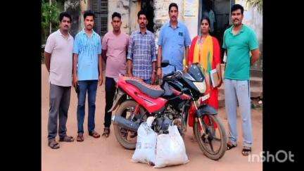 శ్రీకాకుళం: కంచిలి మండలం జన్నాఘాయి గ్రామంలో అక్రమంగా తరలిస్తున్న 300 నాటుసారా ప్యాకెట్లను స్వాధీనం చేసుకున్న ఎన్ఫోర్స్మెంట్ సిఐలు