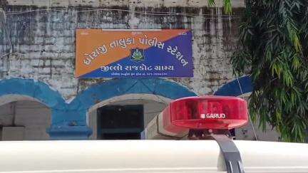 ધોરાજી: ધોરાજી તાલુકા પોલીસ દ્વારા વાહનોમાંથી બેટરીઓ ચોરતા ત્રણ વ્યક્તિઓને બેટરીઓ સાથે ઝડપી લીધા