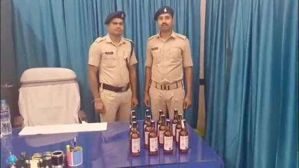 कोडरमा: कोडरमा स्टेशन पर आरपीएफ ने ऑपरेशन सतर्क के तहत शराब बरामद की