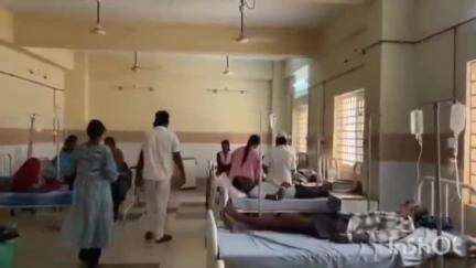 శ్రీకాకుళం: ఫుడ్ పాయిజన్ కారణంగా తీవ్ర అస్వస్థతకు గురైన కర్ణాటక టూరిస్టులు, టెక్కలి జిల్లా ఆసుపత్రిలో వైద్య చికిత్స