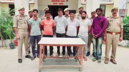 आंवला: आंवला के भमोरा थाना पुलिस ने 6 वारंटियों को किया गिरफ्तार, भेजा न्यायालय