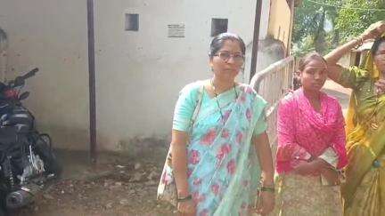 बालाघाट: गर्भवती महिला के घर में घुसकर मारपीट, पीड़ित महिला और पड़ोसियों ने एसपी कार्यालय में ज्ञापन सौंपा