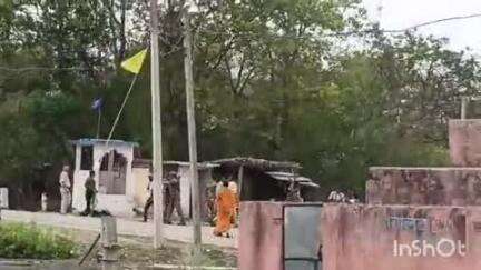 कोंच: मध्य विद्यालय गौहरपुर में ऑटो चालक और प्रधानाध्यापक के विवाद में पुलिस ने लोगों पर लाठियां चलाई, एक महिला और कई लोग घायल