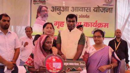नगड़ी: नगड़ी के साहेर पंचायत में अबुआ आवास योजना के तहत गृह प्रवेश कार्यक्रम का आयोजन, उपायुक्त हुए शामिल