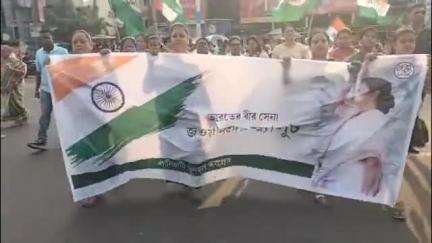 ব্যারাকপুর ২: ভারতীয় বীর সেনাদের সম্মান জানাতে পানিহাটিতে আয়োজিত হলো পদযাত্রা উপস্থিত বিধায়ক