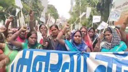 मुशहरी: मनरेगा वाच के बैनर तले मनरेगा मजदूरों ने समाहरणालय में प्रदर्शन किया