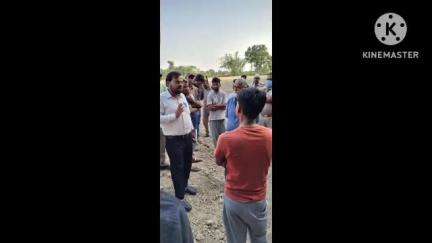 फूलपुर: डुबरीपुर गांव में SDM संत रंजन ने 20 साल से चक मार्ग पर दबंगों द्वारा किए गए अवैध कब्जे को करवाया मुक्त