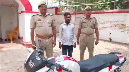 केराकत: सोहनी गेट के पास से चोरी की मोटर साइकिल के साथ 1 अभियुक्त को किया गया गिरफ्तार
