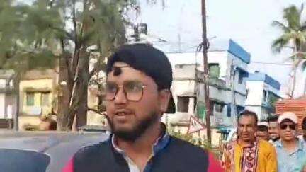 বসিরহাট ২: ভারতের বীর সেনাদের প্রতি শ্রদ্ধা জানাতে হাতে জাতীয় পতাকা নিয়ে খোলাপাতা এলাকায় মিছিল করল তৃণমূল কংগ্রেস