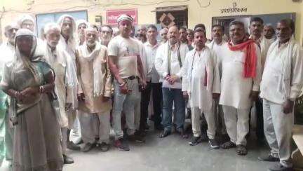 महोबा: तहसील में गुगौरा, गंज के ग्रामीणों ने प्रदर्शन कर डूब क्षेत्र का मुआवजा दिए जाने की गुहार लगाई #jansamasya